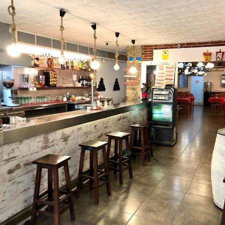 Hostal Univers 칼레라 외부 사진