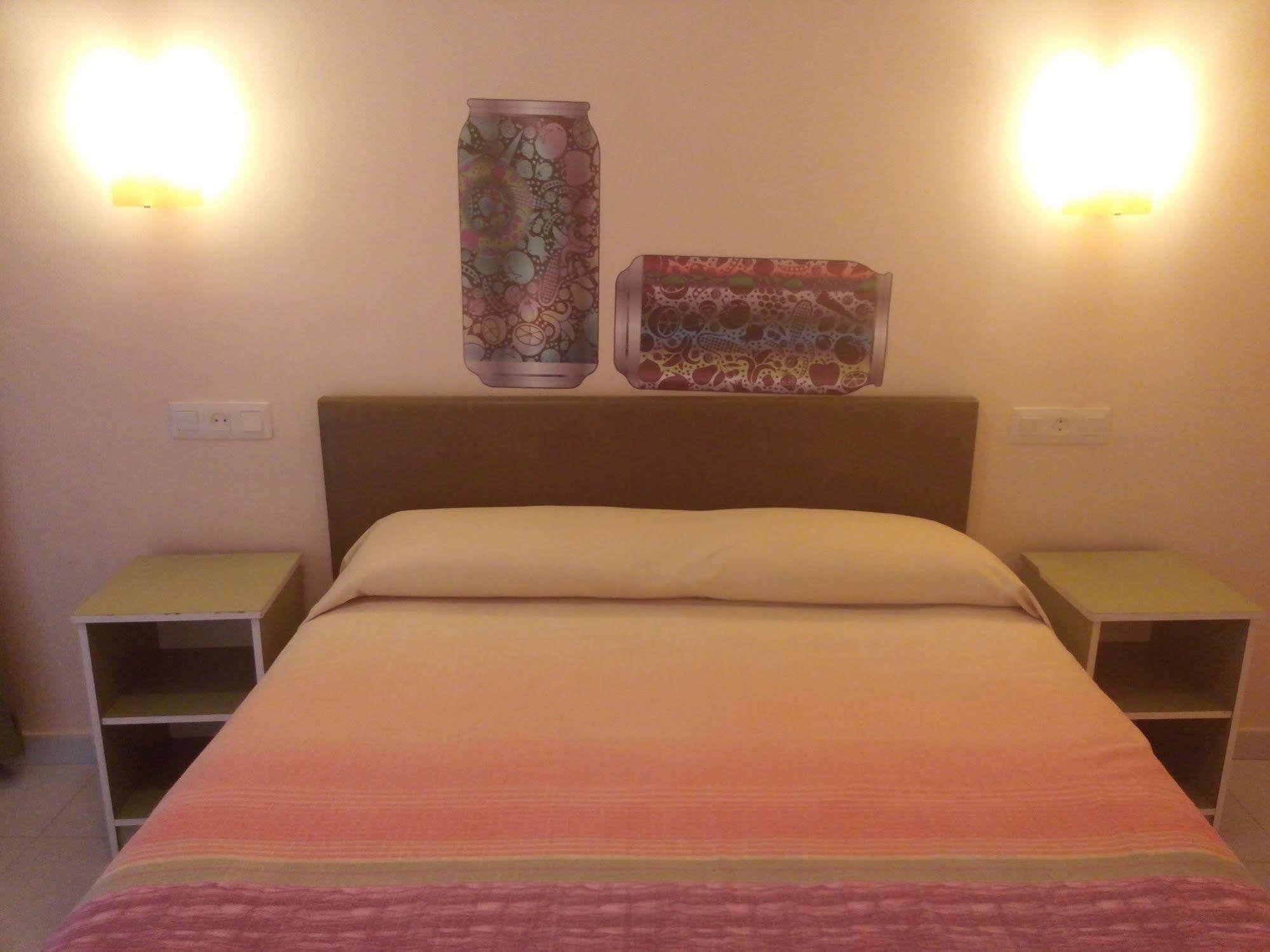 Hostal Univers 칼레라 외부 사진