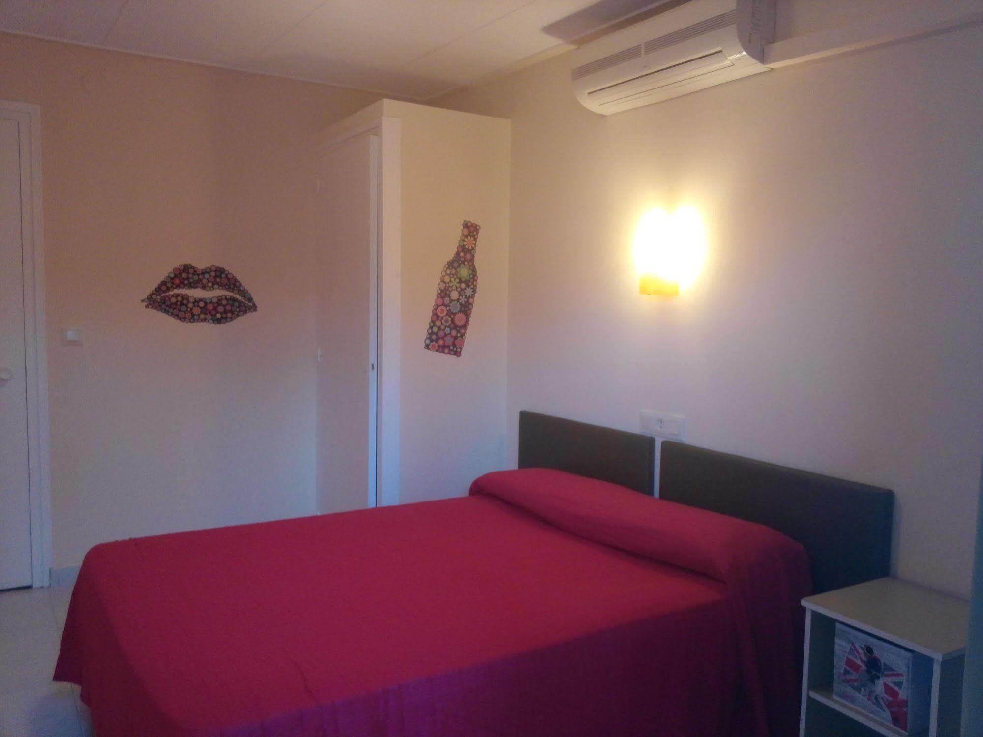 Hostal Univers 칼레라 외부 사진