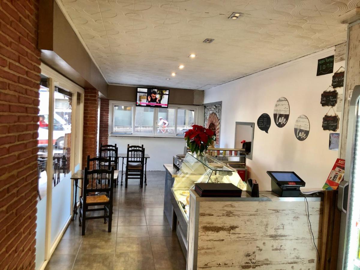 Hostal Univers 칼레라 외부 사진